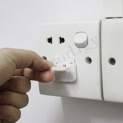 La prise non-toxique en plastique universelle de débouché des USA couvre le blanc pour protéger des enfants contre le risque électrique