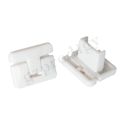 La prise vigoureuse de débouché de prise couvre la couleur blanche pratique de Multiscene