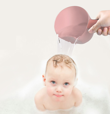 Plastique avec la tasse portative de rinçage de shampooing de Bath de poignée pour le lavage de cheveux de bébé