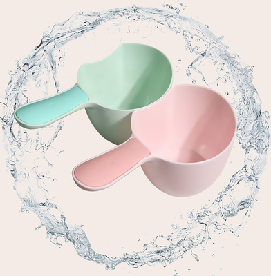 Plastique avec la tasse portative de rinçage de shampooing de Bath de poignée pour le lavage de cheveux de bébé